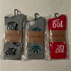 Lot bundle of 3 pair Men’s retro on size socks grey green red.